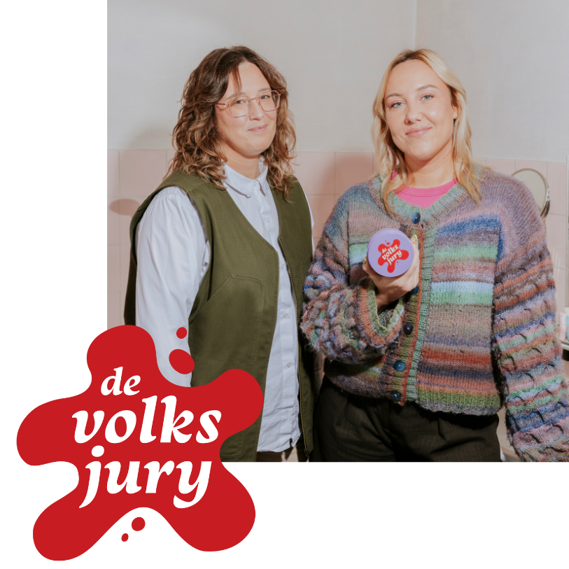 silke & laura van de volksjury poseren met eigen travel case